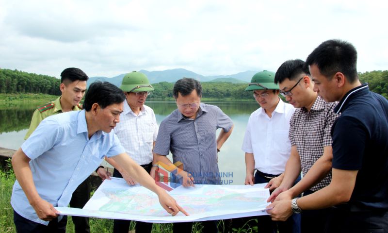 Đồng chí Cao Tường Huy, Quyền Chủ tịch UBND tỉnh, nghe TP Hạ Long và sở, ngành liên quan báo cáo lập quy hoạch sân golf An Biên. (Ảnh Báo Quảng Ninh)