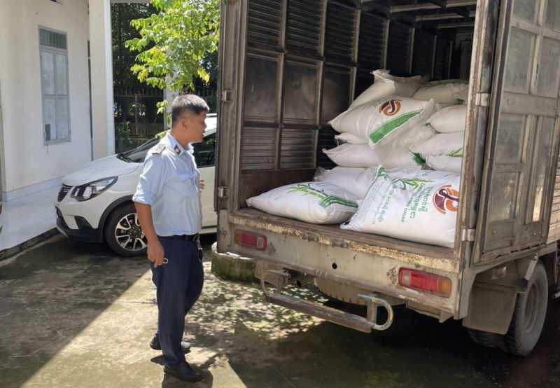 Lực lượng Quản lý thị trường tỉnh Tây Ninh tiến hành kiểm tra hàng hóa vi phạm