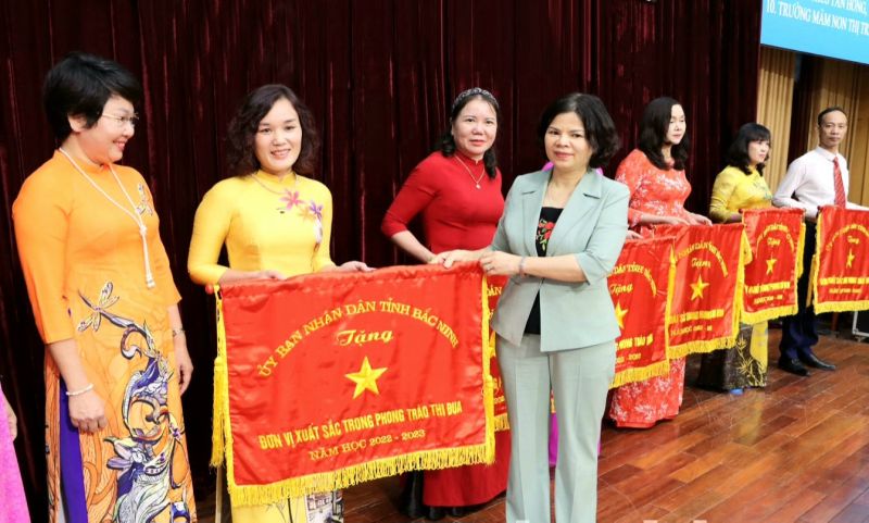 Chủ tịch UBND tỉnh Bắc Ninh Nguyễn Hương Giang trao Cờ thi đua