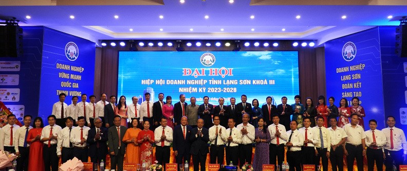 Ban Chấp hành Hiệp hội Doanh nghiệp tỉnh Lạng Sơn chụp ảnh lưu niệm cùng các đồng chí lãnh đạo