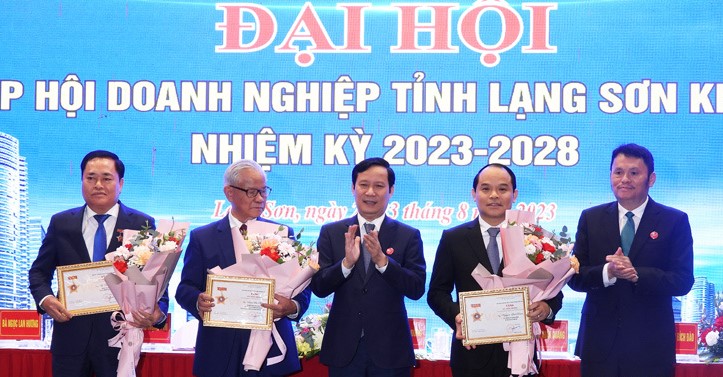 Lãnh đạo Liên đoàn Thương mại và Công nghiệp Việt Nam trao tặng kỉ niệm chương cho các đồng chí lãnh đạo tỉnh Lạng Sơn