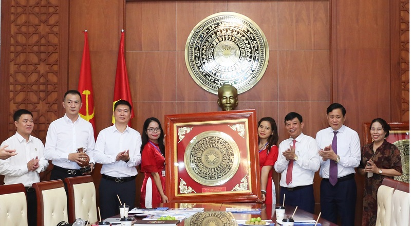 Các đồng chí lãnh đạo tỉnh tặng quà lưu niệm cho Đoàn doanh nghiệp Trung Quốc.