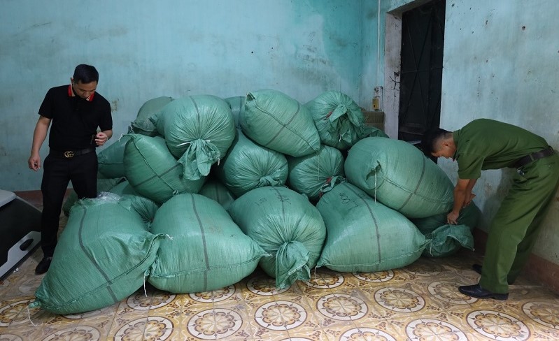 Lạng Sơn: Thu giữ hơn 1 tấn giun đất khô không rõ nguồn gốc