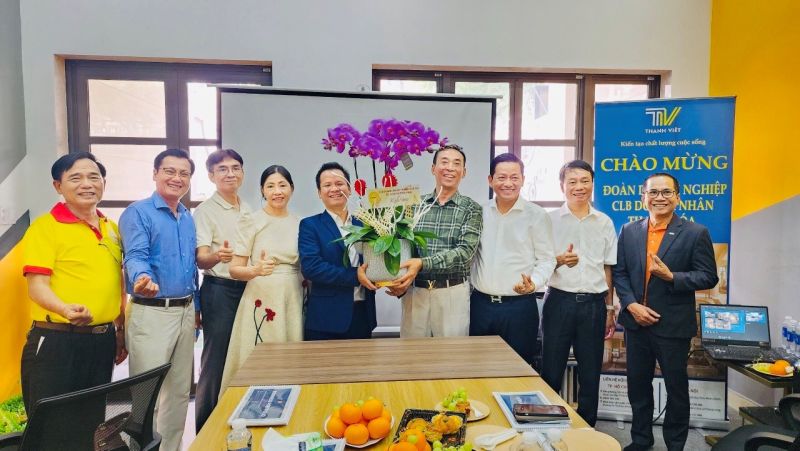 Đại diện HTBC tặng hoa cho lãnh đạo Công ty Thanh Việt Interior
