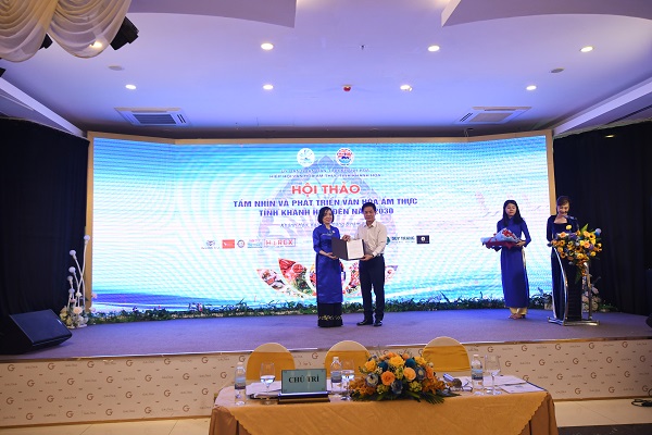 Ông Nguyễn Quốc Kỳ, Chủ tịch Hiệp hội VHAT Việt Nam trao quyết định Ủy viên BCH Hiệp hội VHAT Việt Nam cho bà Lê Thị Hồng Minh, Chủ tịch Hiệp hội VHAT Khánh Hòa.