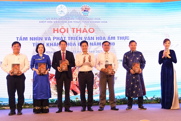 Ông Nguyễn Quốc Kỳ, Chủ tịch Hiệp hội VHAT Việt Nam tặng sách về văn hóa ẩm thực Việt Nam cho Lãnh đạo tỉnh và Chủ tịch Hiệp hội VHAT Khánh Hòa