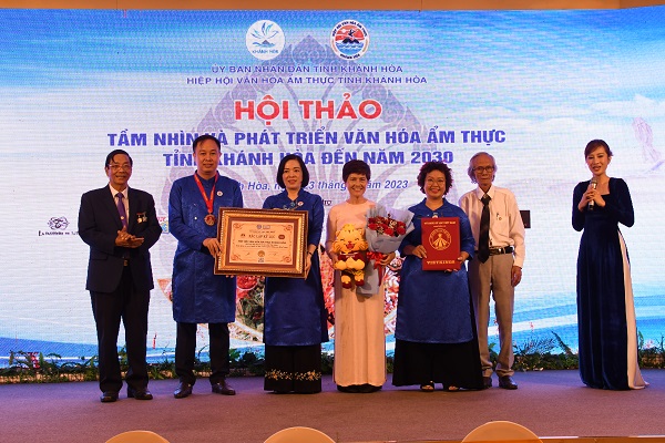 Đại diện Tổ chức kỷ lục Việt Nam trao Bằng “Xác lập kỷ lục” cho Hiệp hội VHAT Khánh Hòa về “Mô hình thác Bánh mì lớn nhất Việt Nam, được ghép từ các ổ bánh mì đặc ruột truyền thống của Nha Trang