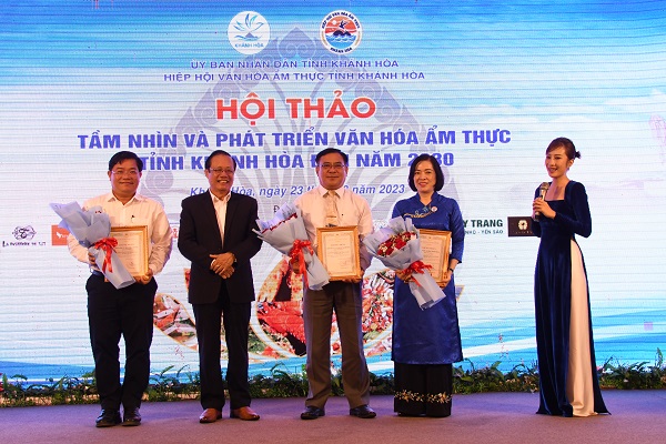Đại diện Hiệp hội VHAT Việt Nam trao Chứng nhận vinh danh của Hiệp hội cho 3 món ẩm thực Khánh Hòa gồm: “ Món gỏi cá Mai Nha Trang”; “ Món Bún lá cá dầm Ninh Hòa”, “Món Nem nướng Ninh Hòa”