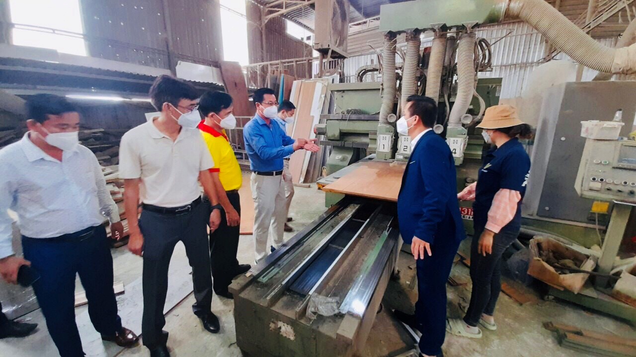 Tham quan dây chuyền sản xuất đồ gỗ nội thất tại nhà máy của công ty Thanh Việt