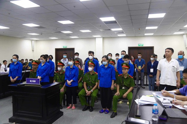 Tòa án nhân dân TP. Hà Nội vừa tuyên phạt ông Trần Hùng, cựu Cục phó cục QLTT với cáo buộc nhận hối lộ 300 triệu đồng