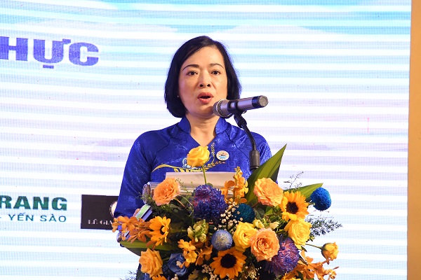 Bà Lê Thị Hồng Minh, Chủ tịch Hiệp hội VHAT Khánh Hòa phát biểu khai mạc