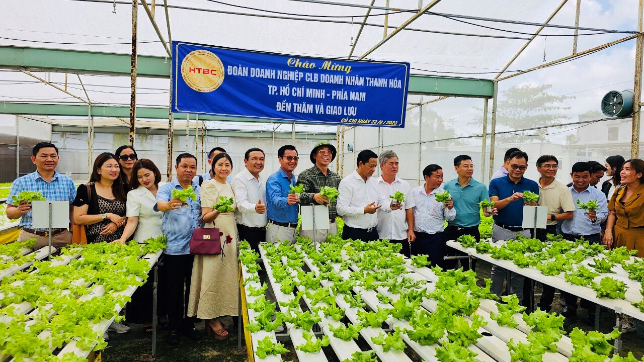 Đoàn chụp hình lưu niệm trong khu trồng rau thủy canh của Công ty Cổ phần Công nghệ Nông nghiệp Sài Gòn Xanh