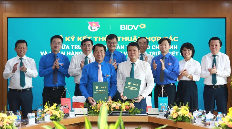 Chú thích ảnh 01: Đại diện Lãnh đạo Trung ương Đoàn và BIDV ký kết thỏa thuận hợp tác giai đoạn 2023-2025