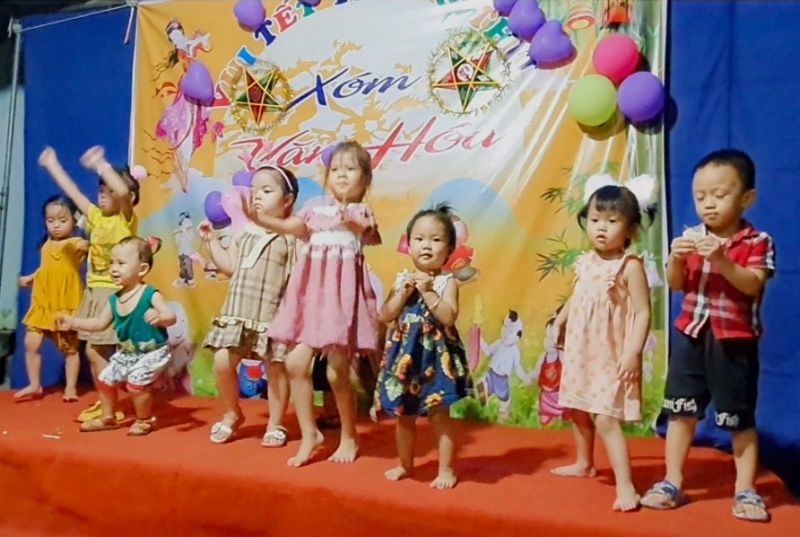 Các cháu nhỏ thôn Đông Xá, xã Đông Phong, huyện Yên Phong vui Tết Trung thu năm 2023 (Ảnh: Bá Đoàn).