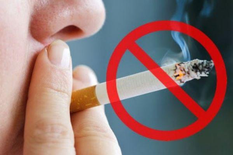 H&uacute;t thuốc l&aacute; l&agrave; một trong những nguy&ecirc;n nh&acirc;n g&acirc;y hơi thở c&oacute; m&ugrave;i h&ocirc;i