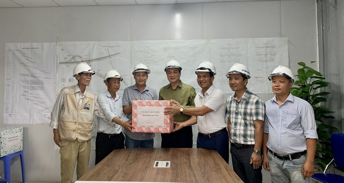 Chủ tịch UBND tỉnh Triệu Thế Hùng tặng quà cho các đồng chí cán bộ, kỹ sư, công nhân đang thi công dự án