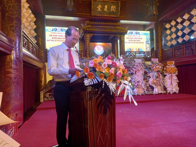 Ông Hoàng Việt Trung- Giám đốc TTBTDT Cố đô Huế báo cáo tại buổi lễ