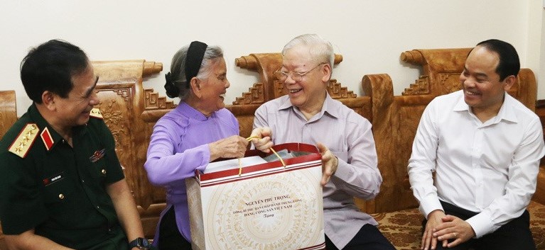 Tổng Bí thư Nguyễn Phú Trọng cùng Đoàn công tác thăm, tặng quà gia đình bà Bạch Thị Khôi (92 tuổi) ở phường Vĩnh Trại, thành phố Lạng Sơn