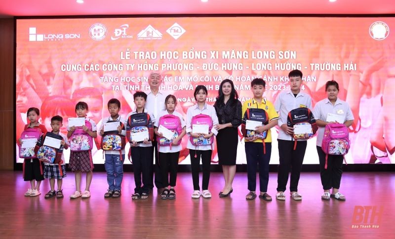 Đại diện lãnh đạo Công ty Xi măng Long Sơn và Hội khuyến học tỉnh Thanh Hoá trao học bổng cho học sinh thuộc tỉnh Thanh Hoá.