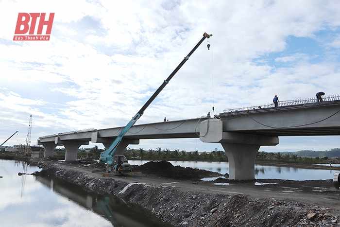 Cầu Nam Khê thuộc dự án tuyến đường ven biển Nga Sơn - Hoằng Hóa đang được nhà thầu đẩy nhanh tiến độ thi công.