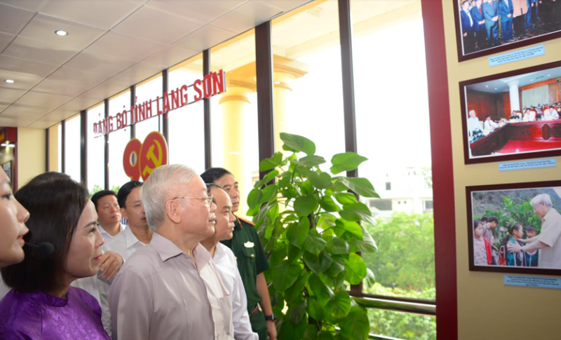 Tổng Bí thư Nguyễn Phú Trọng và các đại biểu tham quan gian trưng bày tại trụ sở Tỉnh ủy Lạng Sơn