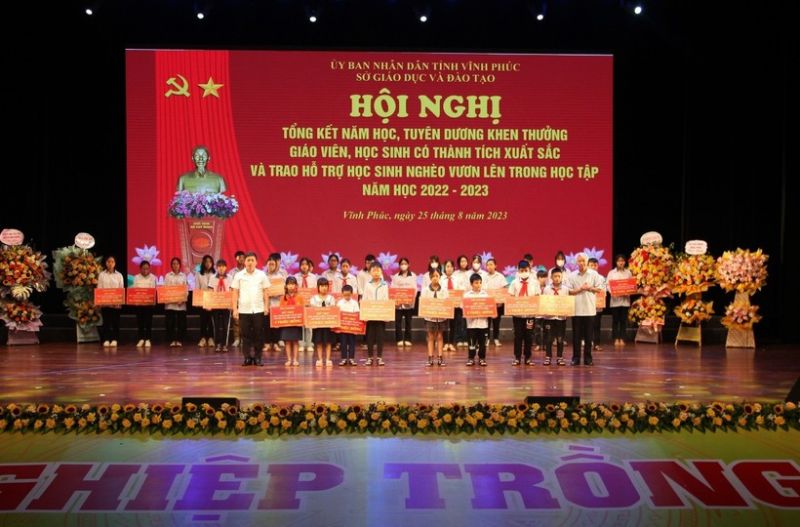 Nhiều em học sinh nghèo vượt khó được Quỹ khuyến học trao hỗ trợ