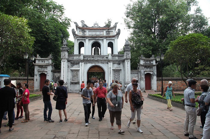 Khách du lịch quốc tế tại Văn Miếu Quốc Tử Giám, Hà Nội