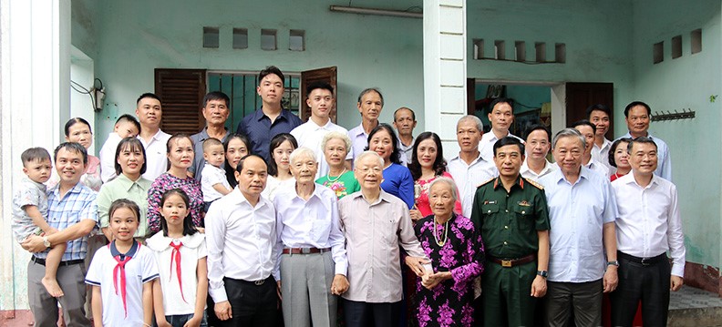 Tổng Bí thư Nguyễn Phú Trọng và thành viên Đoàn công tác chụp ảnh lưu niệm cùng gia đình ông Nguyễn Khoát (94 tuổi), Phường Đông Kinh, thành phố Lạng Sơn