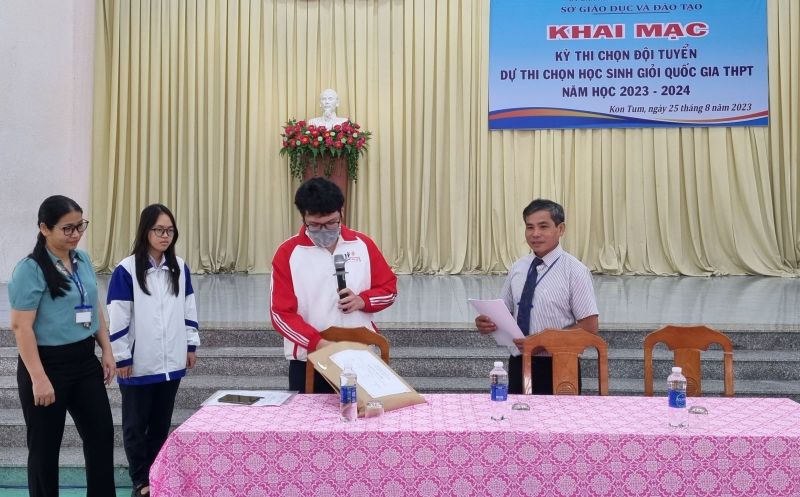 Đại diện thí sinh tham dự kỳ thi kiểm tra bộ đề thi được niêm phong trước khi thi