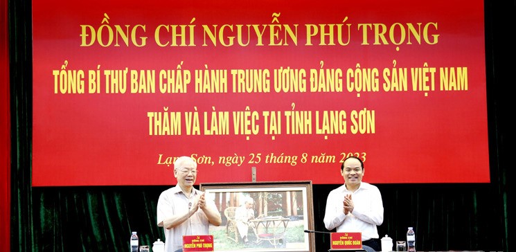 Tổng Bí thư Nguyễn Phú Trọng tặng quà lưu niệm cho tỉnh Lạng Sơn