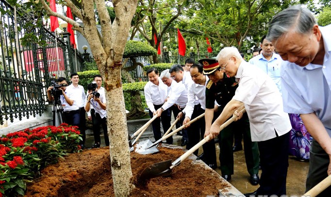 Tổng Bí thư Nguyễn Phú Trọng cùng đoàn công tác và lãnh đạo tỉnh Lạng Sơn trồng cây lưu niệm tại khuôn viên trụ sở Tỉnh ủy Lạng Sơn