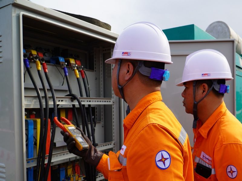 1 Công nhân Điện lực TP Hạ Long kiểm tra thông số kỹ thuật đảm bảo cung cấp điện an toàn, liên tục