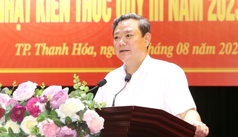 Bí thư Thành ủy, Chủ tịch HĐND TP Thanh Hóa Lê Anh Xuân phát biểu tại hội nghị.