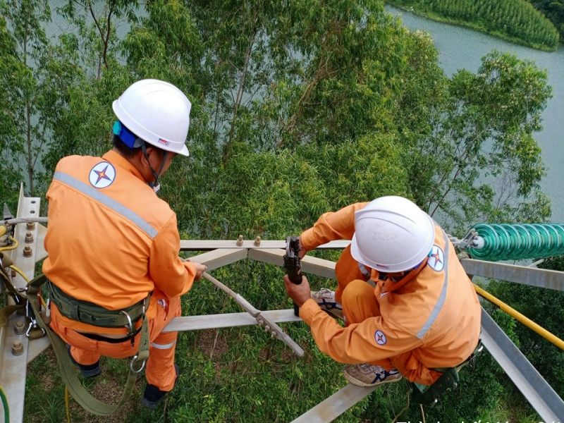 2 Công nhân Đội Quản lý vận hành lưới điện 110 kV xử xý khiếm khuyết trên lưới điện 110 kV, đảm bảo cung cấp điện an toàn liên tục