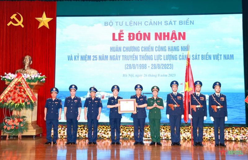 Thừa ủy quyền của Chủ tịch nước, Thượng tướng Nguyễn Tân Cương trao Huân chương Chiến công hạng Nhì tặng Cảnh sát biển Việt Nam.