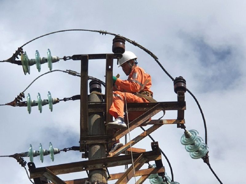 3 Công nhân Điện lực TP Hạ Long xử lý khiếm khuyết lưới điện trung thế, đảm bảo cung cấp điện an toàn, liên tục