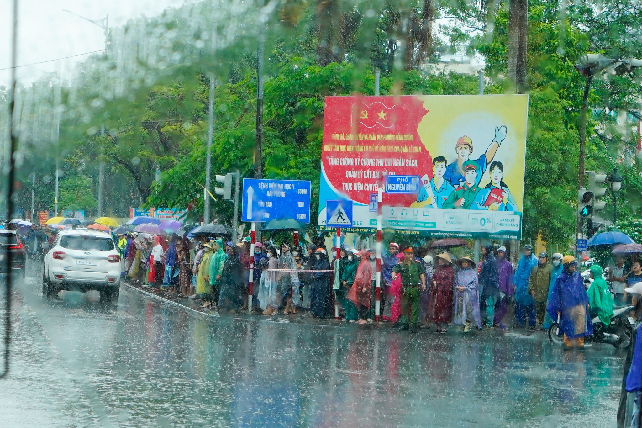 Nhân dân thành phố đội mưa đưa tiễn đồng chí Lê Văn Thành về nới an nghỉ cuối cùng
