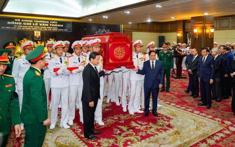 Thủ tướng Phạm Minh Chính, Phó Thủ tướng Lê Minh Khái tiễn đưa Phó thủ tướng Lê Văn Thành di chuyển tới linh xa, về nơi an táng