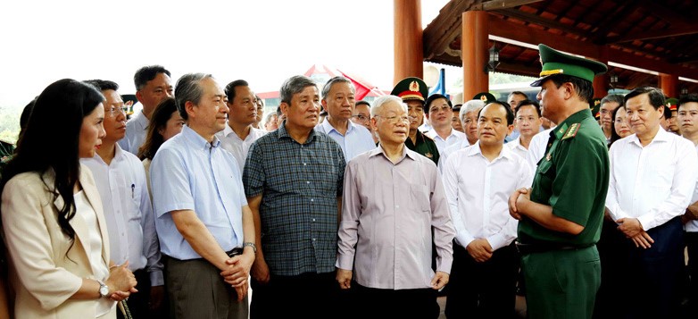 Tổng Bí thư Nguyễn Phú Trọng và các thành viên Đoàn công tác Trung ương nghe báo cáo tình hình xuất nhập khẩu, xuất nhập cảnh tại khu vực Cửa khẩu Quốc tế Hữu Nghị