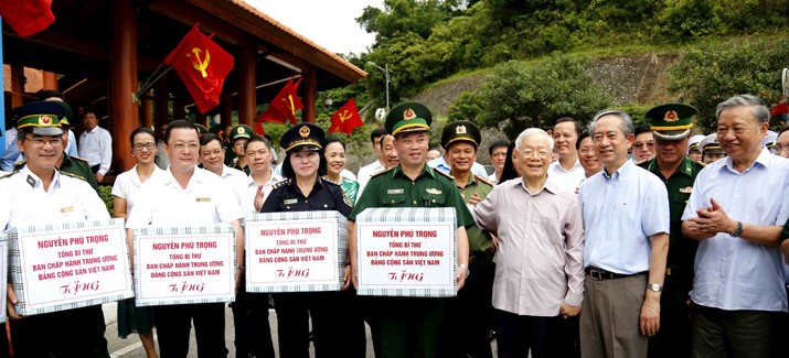 Tổng Bí thư Nguyễn Phú Trọng thăm hỏi, tặng quà các lực lượng chức năng tai Cửa khẩu Quốc tế Hữu Nghị