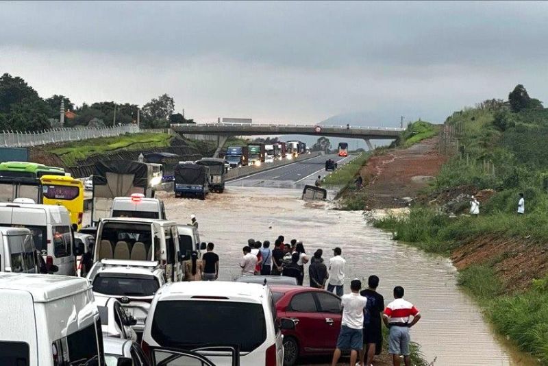 Cao tốc Phan Thiết - Dầu Giây thuộc địa phận xã Sông Phan, Hàm Tân (tỉnh Bình Thuận) xảy ra ngập nước