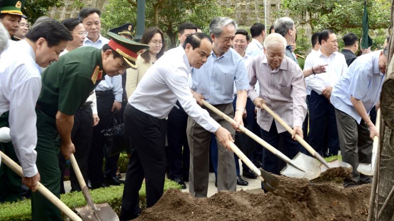 Tổng Bí thư Nguyễn Phú Trọng và các thành viên Đoàn công tác Trung ương trồng cây lưu niệm tại khuôn viên Cửa khẩu Quốc tế Hữu Nghị