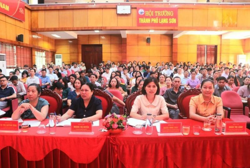 Các đại biểu tham dự hội nghị bồi dưỡng, cập nhật kiến thức chính trị về Chủ nghĩa Mác - Lê nin, tư tưởng Hồ Chí Minh