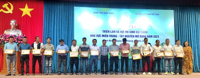 Ban tổ chức trao giải Khuyến khích.