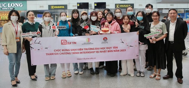 Các sinh viên Duy Tân trúng tuyển ra sân bay qua Nhật Bản thực tập