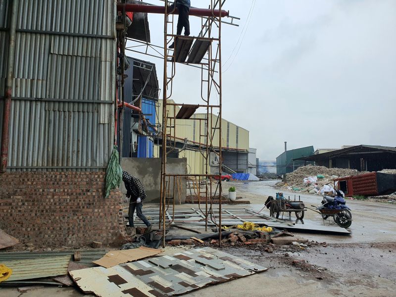 Công trình vi phạm hành lang đê ở phường Phong Khê, thành phố Bắc Ninh phải tháo rỡ.