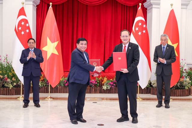 Thủ tướng Phạm Minh Chính cùng Thủ tướng Singapore Lý Hiển Long chứng kiến lễ trao đổi Bản ghi nhớ giữa hai Chính phủ về việc thiết lập quan hệ Đối tác Kinh tế số-kinh tế xanh Việt Nam và Singapore - Ảnh: VGP/Nhật Bắc