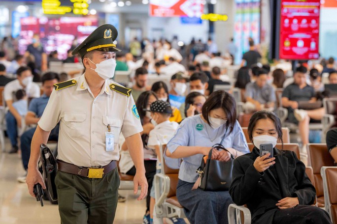 Một nhân viên An ninh hàng không Nội Bài đi tuần tra giám sát tại khu vực phòng chờ - Nhà ga hành khách T1