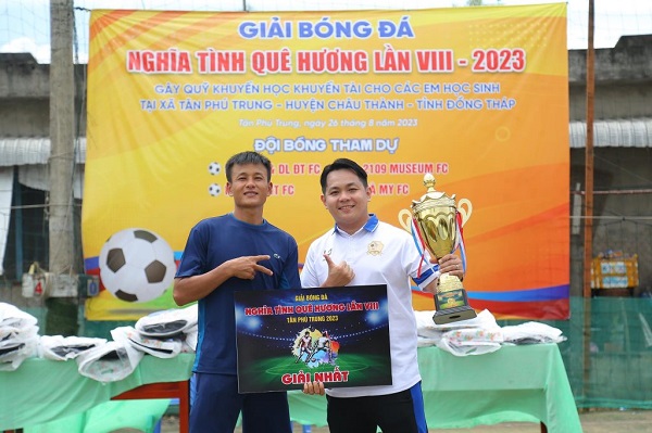 Giải bóng đá “Nghĩa tình quê hương” năm nay cũng có sự góp mặt của cựu tuyển thủ Futsal quốc gia Mai Thành Đạt (bìa trái)