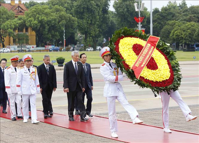 Thủ tướng Cộng hòa Singapore Lý Hiển Long đặt vòng hoa và vào Lăng viếng Chủ tịch Hồ Chí Minh. Ảnh: TTXVN